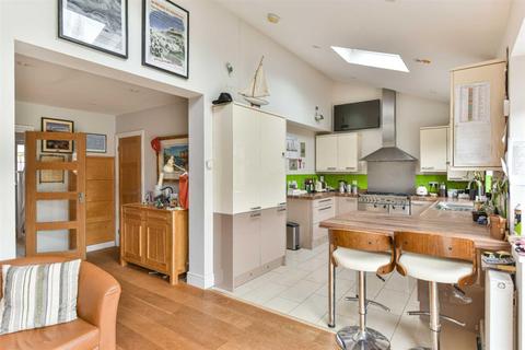 125 Walsingham Gardens, Epsom, KT19 0LZ