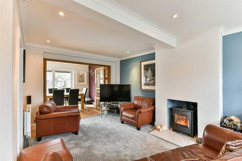 125 Walsingham Gardens, Epsom, KT19 0LZ