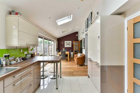 125 Walsingham Gardens, Epsom, KT19 0LZ