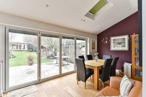 125 Walsingham Gardens, Epsom, KT19 0LZ