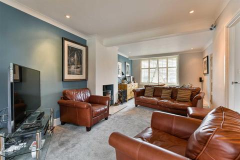 125 Walsingham Gardens, Epsom, KT19 0LZ