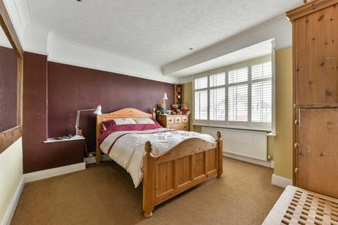 125 Walsingham Gardens, Epsom, KT19 0LZ