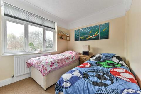 125 Walsingham Gardens, Epsom, KT19 0LZ