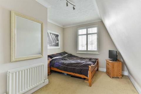 125 Walsingham Gardens, Epsom, KT19 0LZ