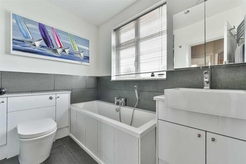 125 Walsingham Gardens, Epsom, KT19 0LZ