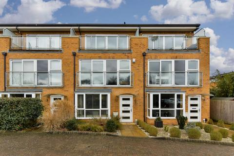2 Barn Elms Close, Worcester Park, KT4 7AP