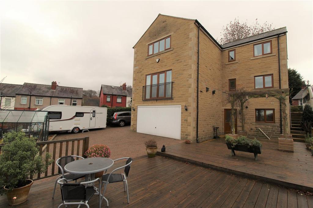Greenhead Avenue, Dalton, Huddersfield, HD5 8EA 4 bed detached house £425,000