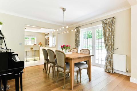 2 John Watkin Close, Epsom, KT19 7LW