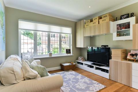 2 John Watkin Close, Epsom, KT19 7LW