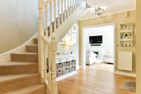 2 John Watkin Close, Epsom, KT19 7LW