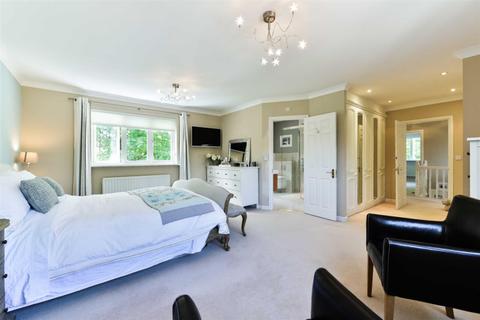 2 John Watkin Close, Epsom, KT19 7LW