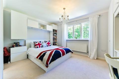2 John Watkin Close, Epsom, KT19 7LW