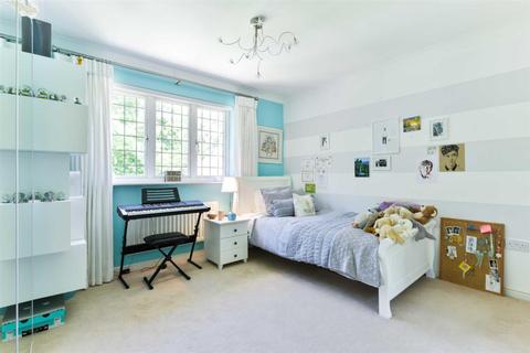 2 John Watkin Close, Epsom, KT19 7LW