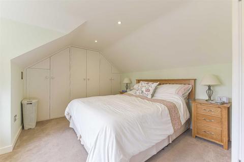 86 Berry Meade, Ashtead, KT21 1SG