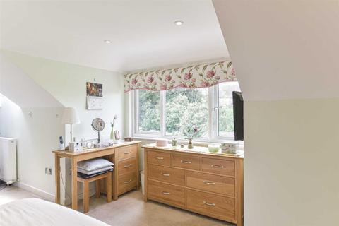 86 Berry Meade, Ashtead, KT21 1SG