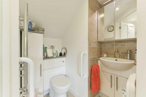 86 Berry Meade, Ashtead, KT21 1SG