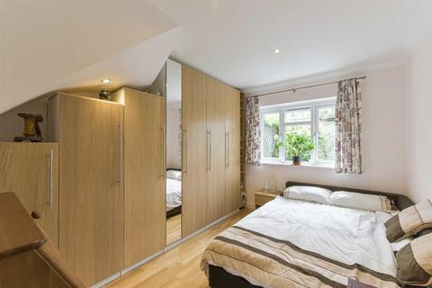 86 Berry Meade, Ashtead, KT21 1SG