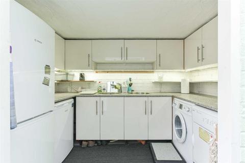 86 Berry Meade, Ashtead, KT21 1SG