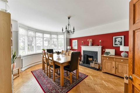 64 Hookfield, Epsom, KT19 8JG