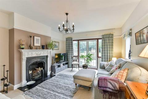 64 Hookfield, Epsom, KT19 8JG