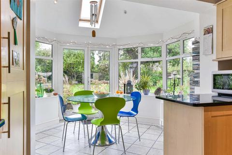 64 Hookfield, Epsom, KT19 8JG