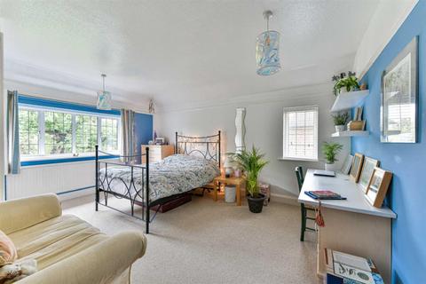 64 Hookfield, Epsom, KT19 8JG