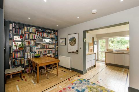 5 Barn Close, Epsom, KT18 7HQ