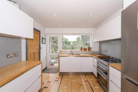 5 Barn Close, Epsom, KT18 7HQ