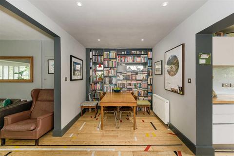 5 Barn Close, Epsom, KT18 7HQ