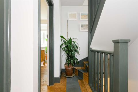 5 Barn Close, Epsom, KT18 7HQ