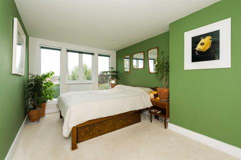 5 Barn Close, Epsom, KT18 7HQ