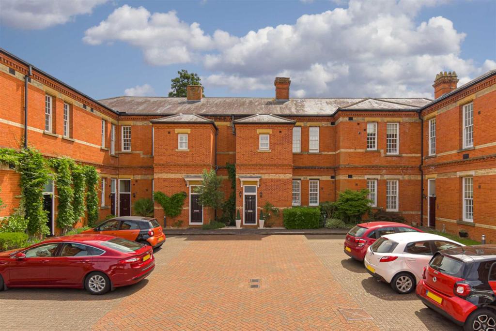 Hunter Court, Sandy Mead, Epsom 3 bed townhouse £650,000