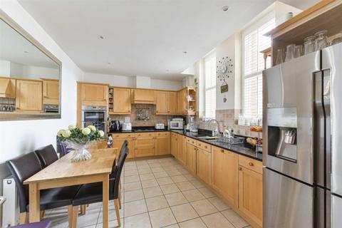 5, Hunter Court Sandy Mead, Epsom, KT19 7NG