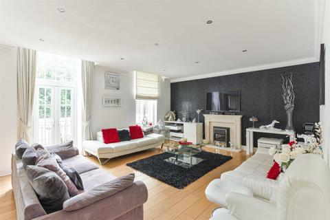 5, Hunter Court Sandy Mead, Epsom, KT19 7NG