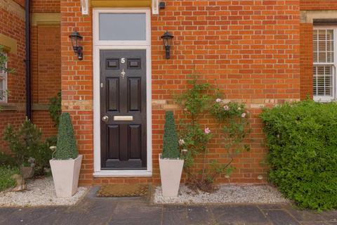 5, Hunter Court Sandy Mead, Epsom, KT19 7NG