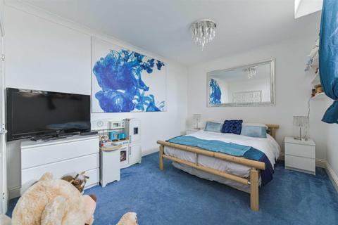5, Hunter Court Sandy Mead, Epsom, KT19 7NG