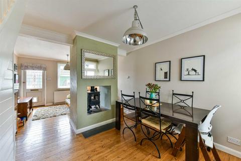 16 Beaconsfield Place, Epsom, KT17 4BD