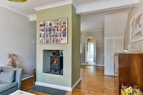 16 Beaconsfield Place, Epsom, KT17 4BD