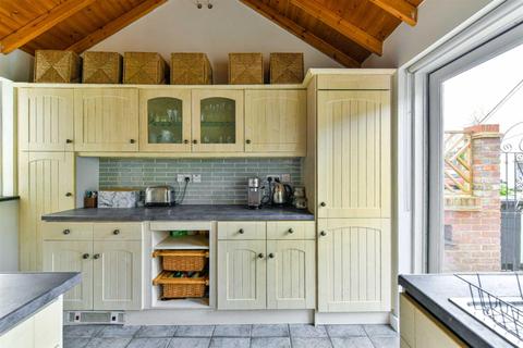 16 Beaconsfield Place, Epsom, KT17 4BD