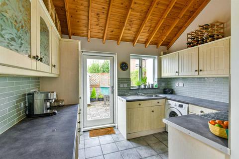 16 Beaconsfield Place, Epsom, KT17 4BD