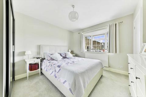 4 Royal Drive, Epsom, KT18 5PR