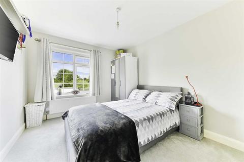 4 Royal Drive, Epsom, KT18 5PR