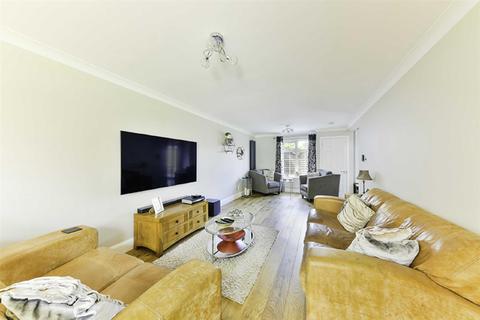 4 Royal Drive, Epsom, KT18 5PR