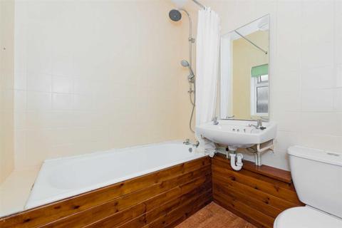 34 The Crescent, Epsom, KT18 7LL