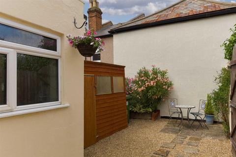 9 Lintons Lane, Epsom, KT17 1DB