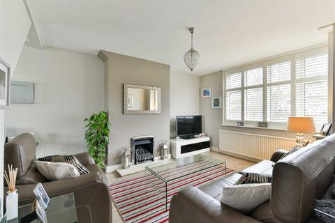 4 The Crescent, Epsom, KT18 7LL