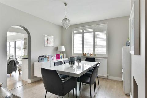 4 The Crescent, Epsom, KT18 7LL