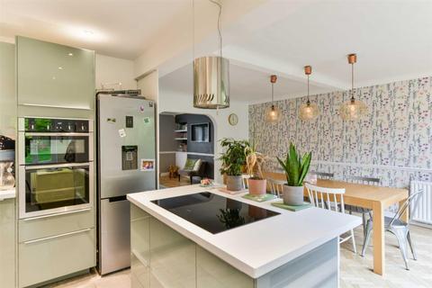 7 Avenue Road, Epsom, KT18 7RD