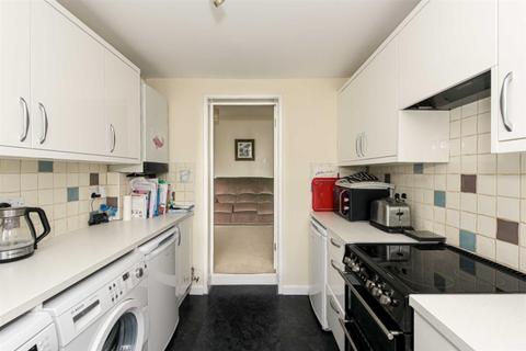 7 Woodcote Side, Epsom, KT18 7HB