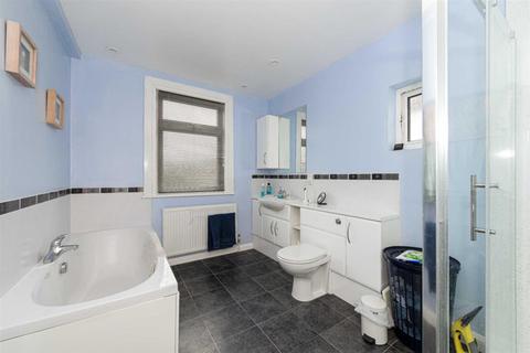 7 Woodcote Side, Epsom, KT18 7HB